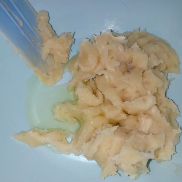campurkan semua bahan biang,masak hingga agak mengental lalu angkat, setelah agak dingin masukkan putih telur, aduk rata.