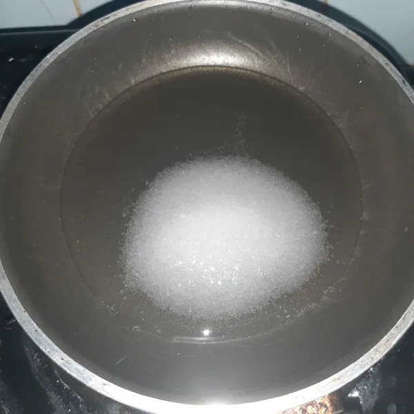 Campurkan gula dengan air, didihkan hingga gula larut semua. Pindahkan ke wadah lain dan dinginkan. Harus dalam kondisi dingin karena panas sedikit akan membuat tepung ketan menggumpal, jadi pastikan benar-benar dingin. Kalau perlu masukkan ke kulkas juga tidak apa-apa.