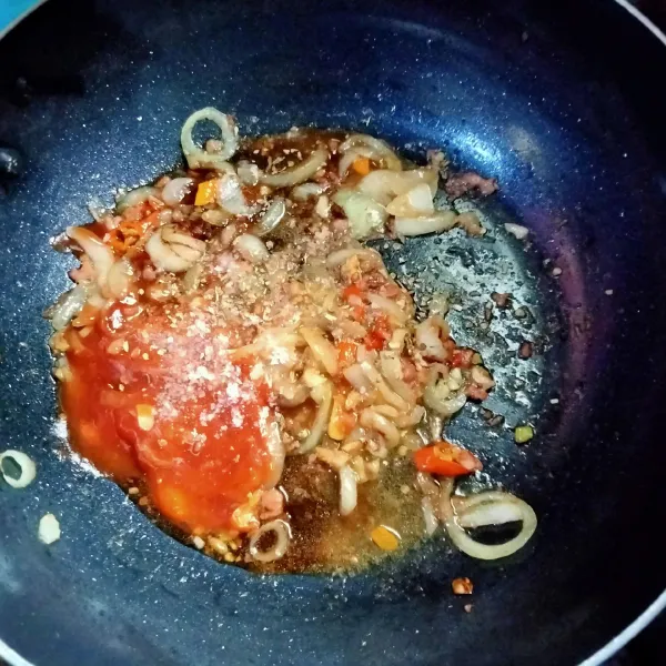 Lalu masukan saus tomat, kecap manis, garam, kaldu bubuk, dan oregano. Aduk rata, cek rasa