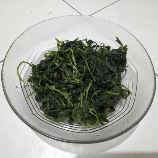 Potong-potong lalu cuci bersih daun kenikir. Selanjutnya, didihkan air lalu rebus kenikir selama 7-10 menit. Tiriskan.