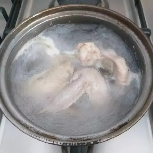 Cuci bersih dan rebus ayam sampai matang. Tiriskan.