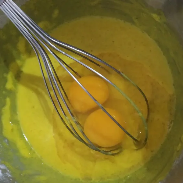 Masukkan telur, aduk hingga licin, kemudian masukkan sisa cairan rempah, aduk rata, diamkan minimal selama 1 jam.
