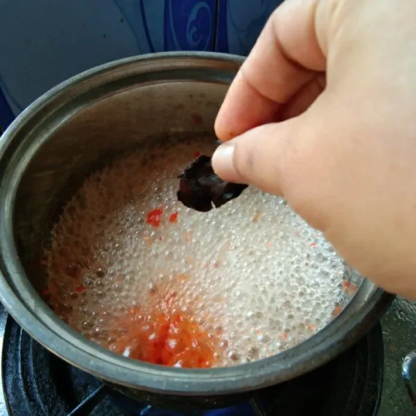 Masukkan asam jawa, aduk rata.