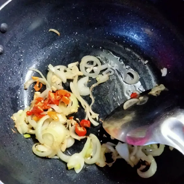 Masukan cabai rawit merah dan masak hingga layu