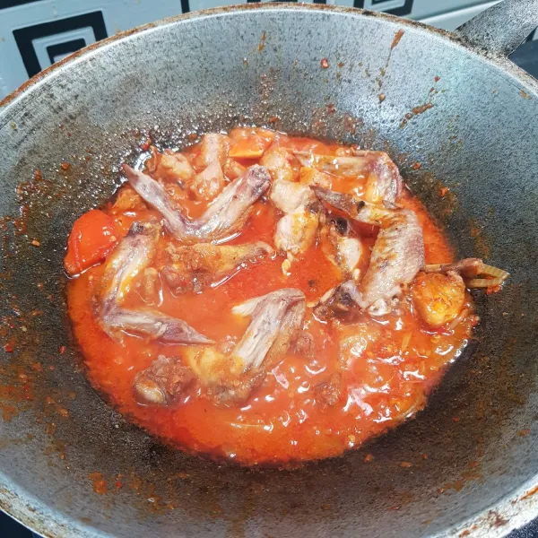 Masukkan daging ayam yang sudah digoreng lalu beri garam, gula, dan penyedap rasa.