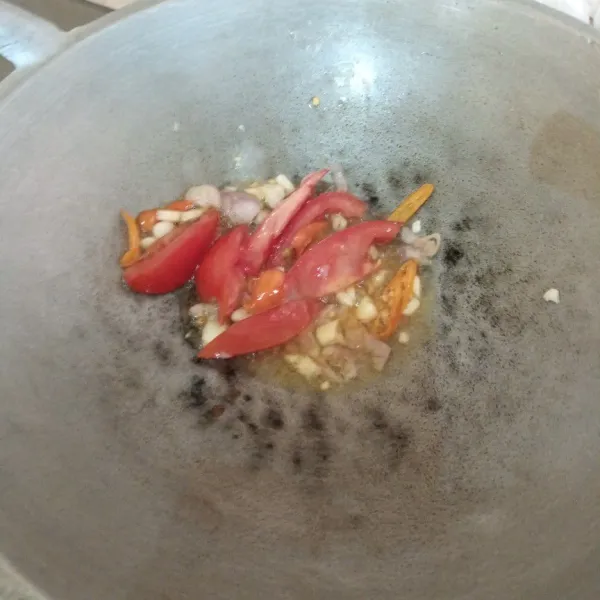 Tumis bawang merah, bawang putih, cabai dan tomat sampai harum.