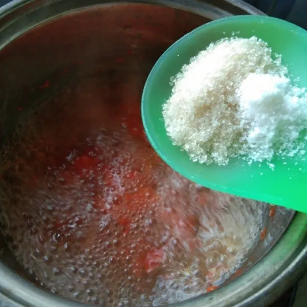 Tambahkan garam dan gula pasir, aduk hingga gula larut, matikan kompor.