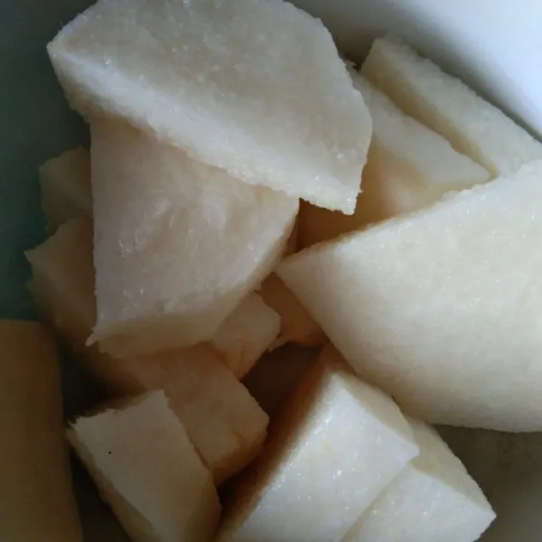 Potong-potong bengkuang, sisihkan.
