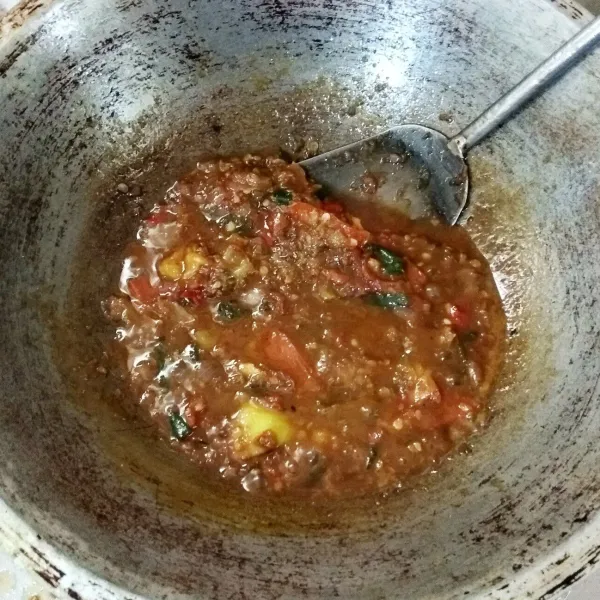 Masak sambal hingga sambal mengental. Tambahkan minyak jika sambal kurang berminyak. Angkat.