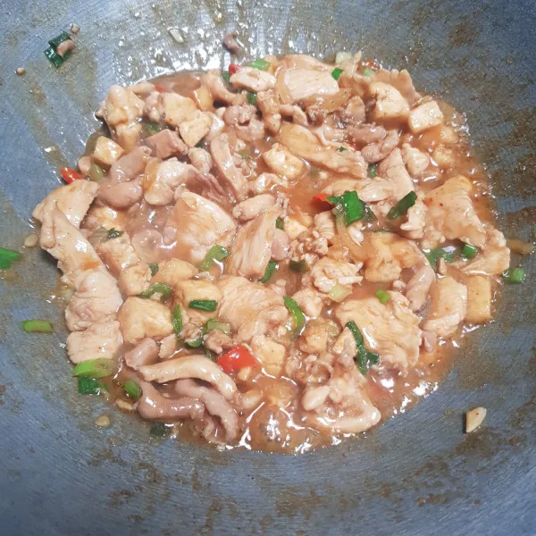 Beri air, garam, merica dan gula lalu koreksi rasa. Masak sampai matan dan sajikan ayam teriyaki resep ala Chef Yummy.