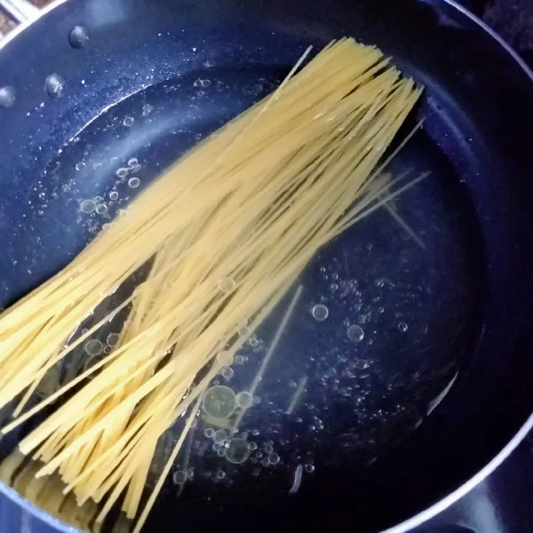 Rebus air sampai mendidih, tambahkan sedikit minyak goreng, lalu masukan spaghetti dan masak hingga al dente. Angkat