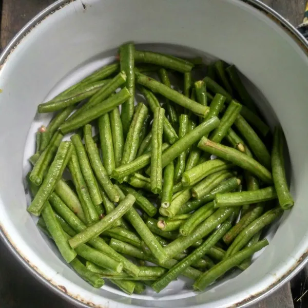 Potong-potong kacang panjang dan cuci bersih.