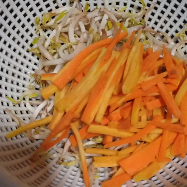 potong tipis wortel lalu cuci dengan air,siram dengan air panas,tiriskan.