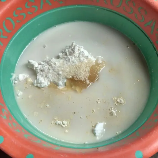 Dalam satu wadah masukkan tapioka, terigu, gula pasir, santan, dan bahan biang.
