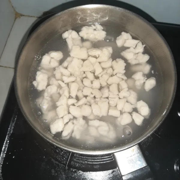 Didihkan air, setelah itu baru masukkan aci (tujuannya biar tidak kembali lengket). Lalu aduk-aduk selama memasak agar tidak menggumpal. Masak hingga semua mengapung.