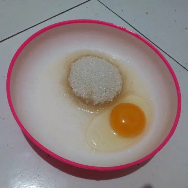 Kocok telur dan gula menggunakan sendok/ garpu.