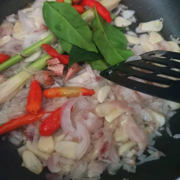Tumis bawang putih dan bawang merah, lalu masukkan sereh, lengkuas, cabe.