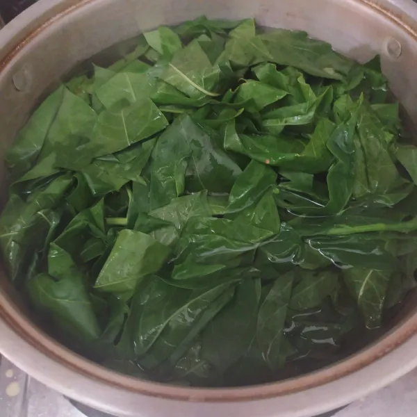 Rebus daun singkong sampai empuk. Tiriskan