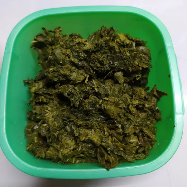 Potong-potong daun singkong