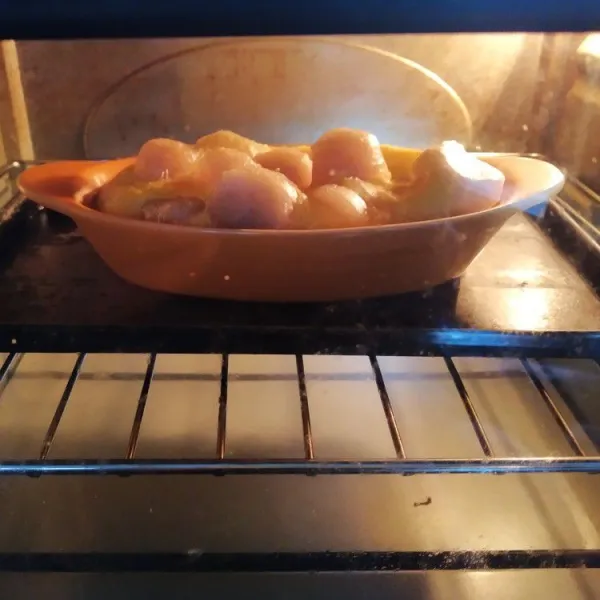 Panggang dalam oven yang sudah dipanaskan hingga matang. Sajikan bersama kuah cuko