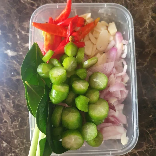 Iris bawang merah,, bawang putih, belimbing sayur dan cabe ijo. Cabe rawit biarkan utuh. Geprek sereh.
