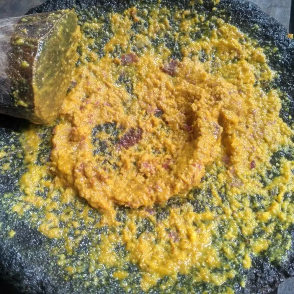 Ulek bumbu hingga halus.