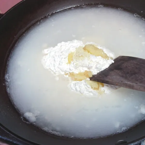 Rebus tepung terigu, air, garam, kaldu jamur, dan bawang putih sambil diaduk sampai kental. Angkat dan biarkan hangat.