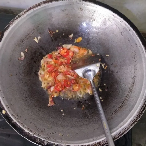 Panaskan minyak, tumis bumbu yang sudah dirajang sampai harum kecuali tomat.