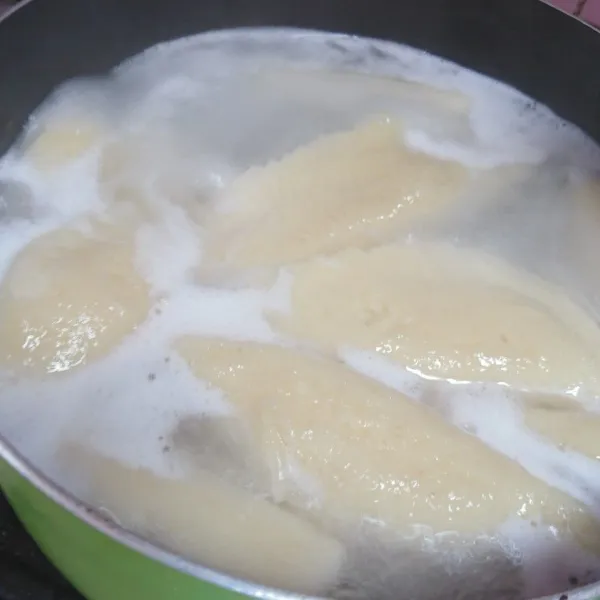 Rebus pempek di dalam air mendidih sampai matang (mengapung). Angkat dan tiriskan.