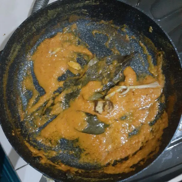 Panaskan minyak dalam wajan/teflon, tumis bumbu halus sampai harum. Tambahkan daun salam, daun jeruk, serai dan lengkuas geprek. Tumis sampai berubah warna.