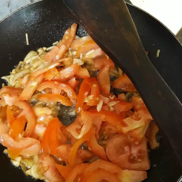 Masukkan tomat, saus tiram, dan kecap asin. Masak hingga layu.