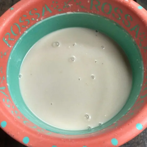 Lalu aduk hingga gula larut dan tidak ada tepung yang mengumpal.