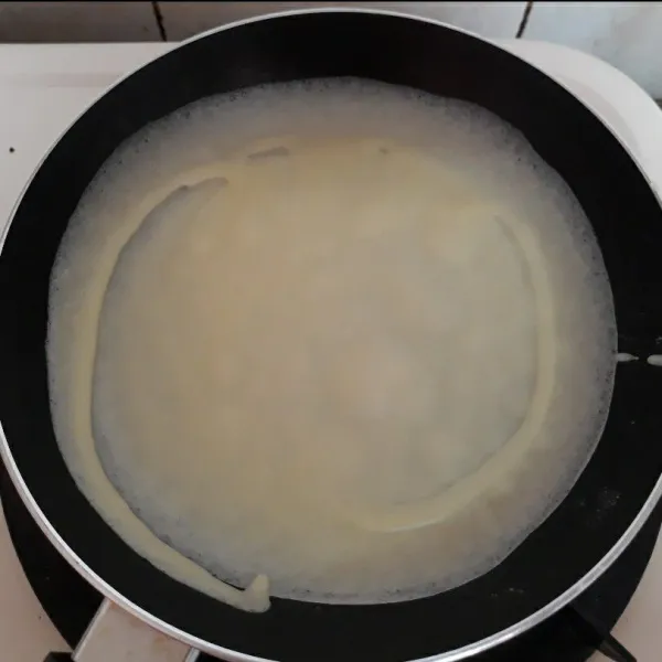 Panaskan teflon anti lengket, tuang adonan satu sendok sayur, masak dengan api sedang cenderung kecil. Lakukan sampai adonan habis.