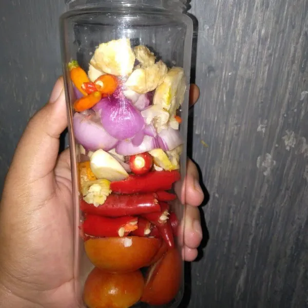 campur semua bahan blender hingga halus. tambahkan air garam dan kaldu jamur.