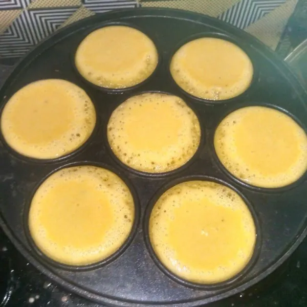Tuang adonan hingga penuh ke dalam cetakan kue yang sudah dipanaskan terlebih dahulu, panggang dengan api kecil.