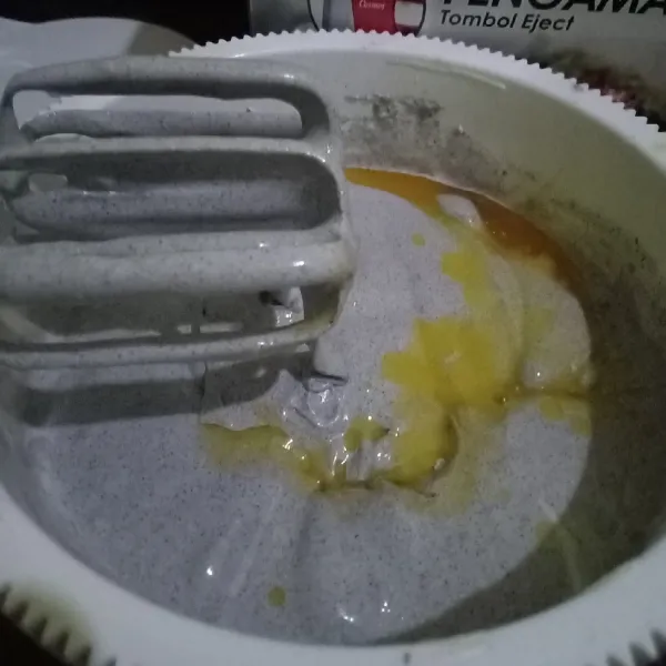Masukkan margarin yang sudah dilelehkan (sudah dalam keadaan dingin ya). Lalu mixer sebentar saja.