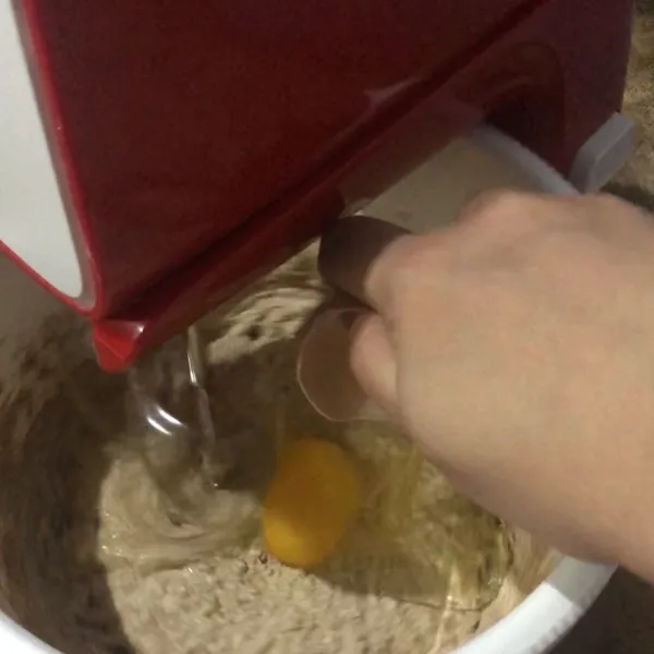 Setelah tercampur rata masukkan telur