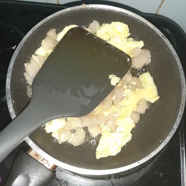 Tuang dulu aci ataupun makaroni rebus ke teflon (pakai cetakan abang cilor lebih bagus lagi). Kalau sudah mulai kering, masukkan kocokan telur secukupnya. Agak orak-arik dan masak hingga agak kering. Kalau suka yang kenyal ya cukup sampai telur matang.