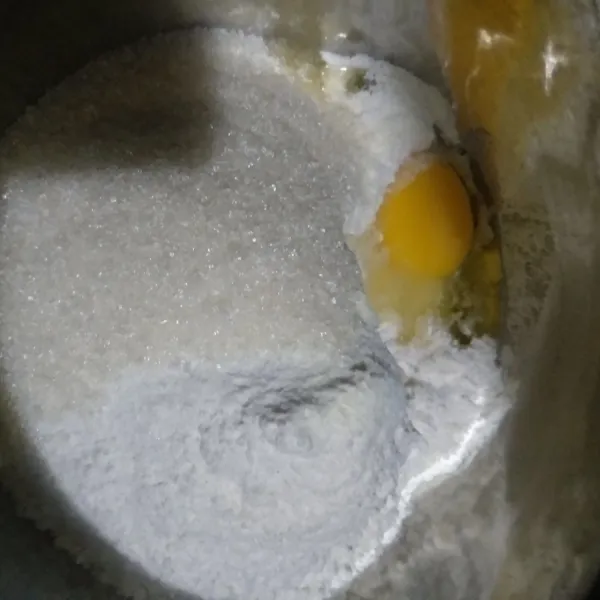 Campurkan tepung, gula, susu bubuk dan telur