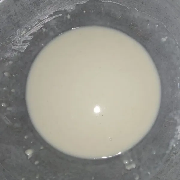 Larutkan tepung terigu, bawang putih, garam, penyedap, dan kaldu bubuk dengan air