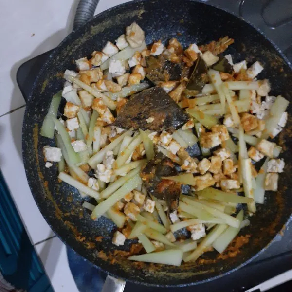Masukkan potongan labu siam, tempe dan tahunya. Aduk merata dan tumis sebentar.