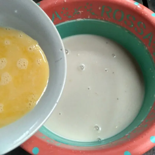 Masukkan telur yang sudah dikocok lepas dan aduk hingga rata. Tutup adonan dan diamkan selama 1 jam.