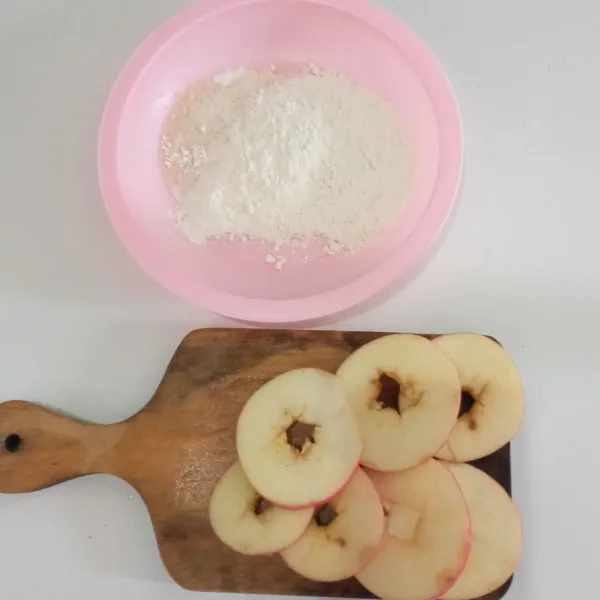 Siapkan bahan, potong bulat buah apel, buang biji di tengahnya