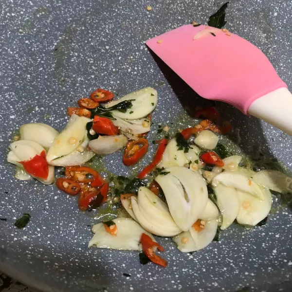 Masukkan rajangan bawang putih dan cabai kecil ke dalam penggorengan dan tumis hingga harum
