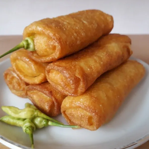 Goreng hingga kuning keemasan. Angkat dan tiriskan. Sajikan.