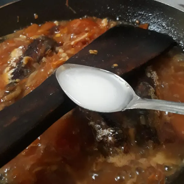 Tambahkan larutan maizena. Masak hingga agak mengental dan mendidih kembali. Angkat.