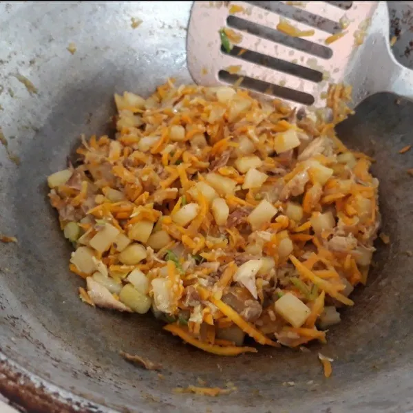 Buat isi :
Haluskan bawang putih, bawang merah, kemiri, dan garam. Tumis bumbu halus sampai harum. Masukkan kentang, tambahkan sedikit air. Masukkan wortel dan ayam, aduk hingga rata. Masukkan daun bawang dan kaldu jamur, aduk rata. Koreksi rasa. Sisihkan.