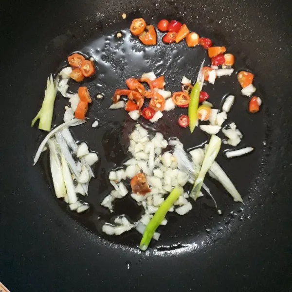 Tumis bawang bombay,bawang putih cincang,cabe rawit merah dengan olive oil.