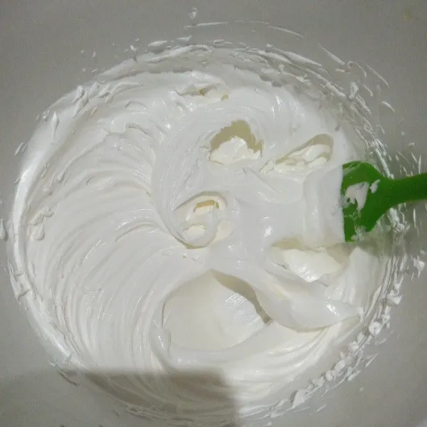 Mixer semua bahan whipped cream dengan kecepatan paling tinggi hingga kaku