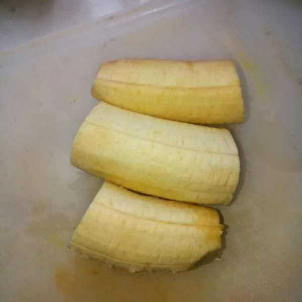 Bakar pisang bersama kulitnya sampai kulit layu,kemudian kupas dan potong menjadi 3 bagian.